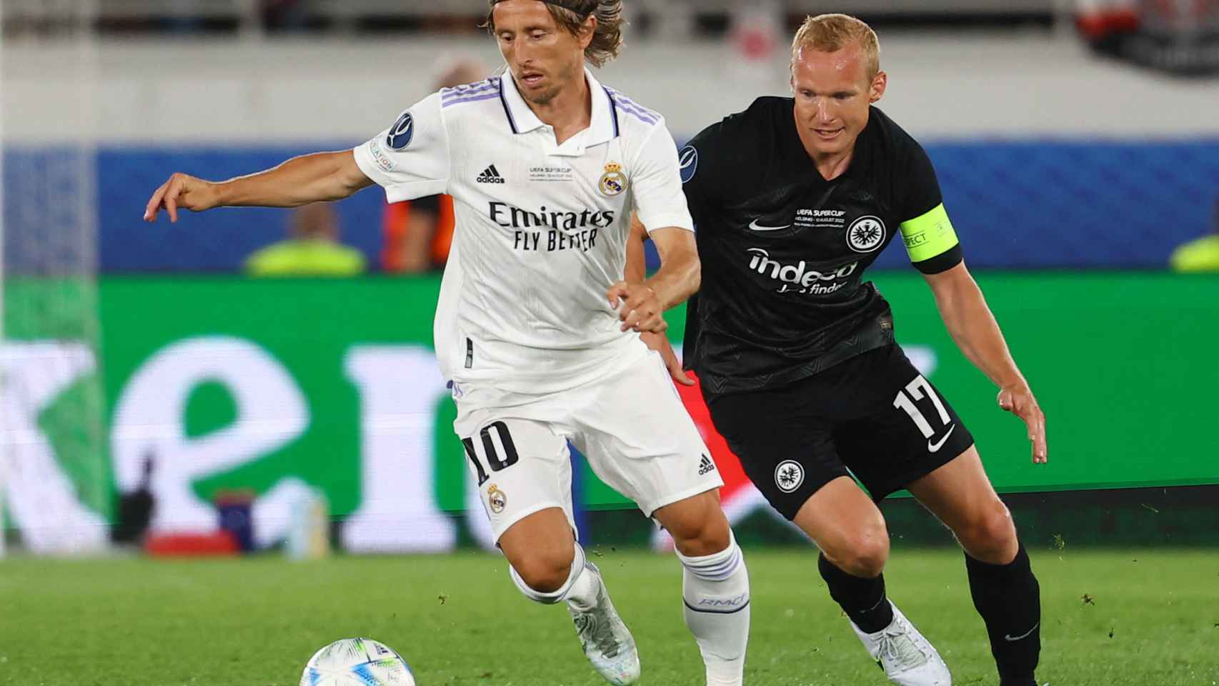 Luka Modric, en acción con Sebastian Rode durante la final de la Supercopa de Europa 2022