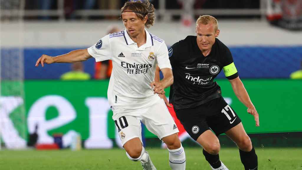 Luka Modric, en acción con Sebastian Rode durante la final de la Supercopa de Europa 2022