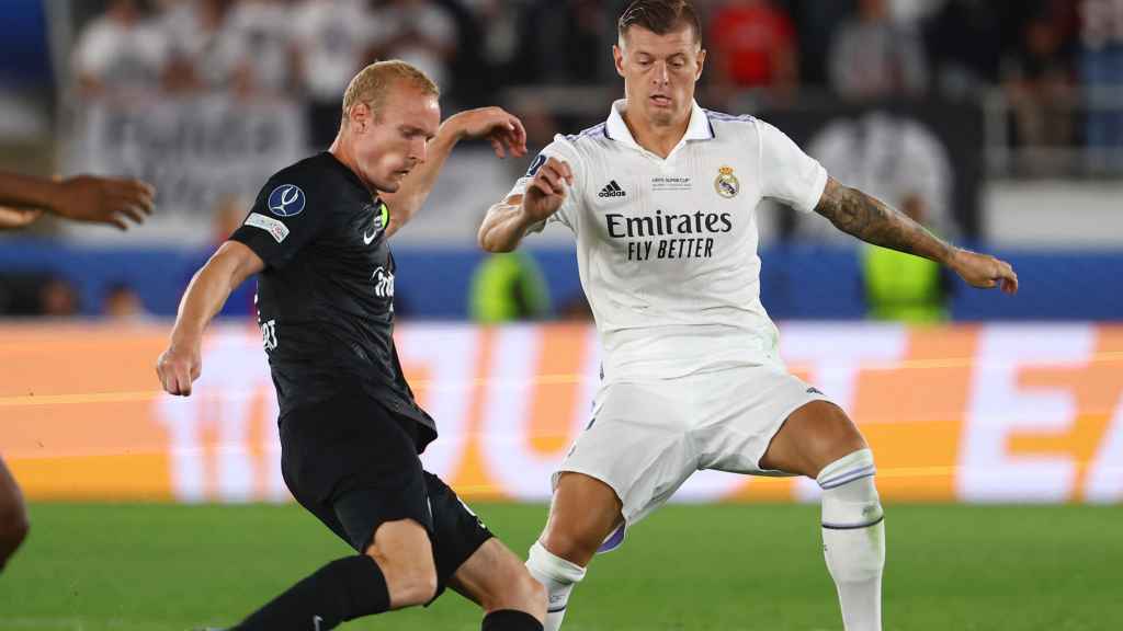 Sebastian Rode, encarando a Toni Kroos en la Supercopa de Europa 2022