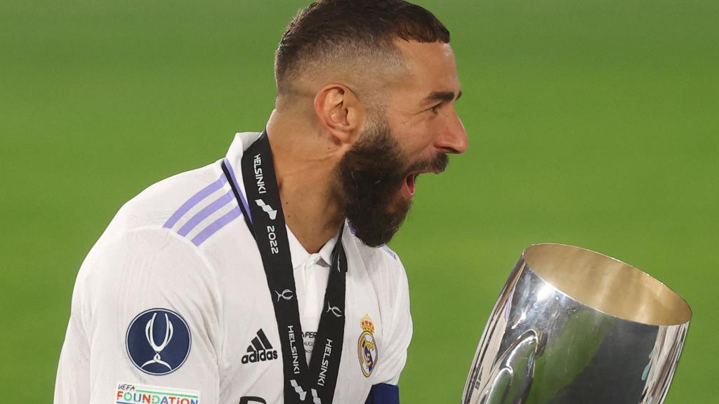 Karim Benzema, con el trofeo de la Supercopa de Europa 2022