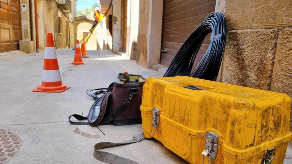 Cables de fibra óptica utilizados en el despliegue de la red de telecomunicaciones de un pueblo de Ciudad Real.