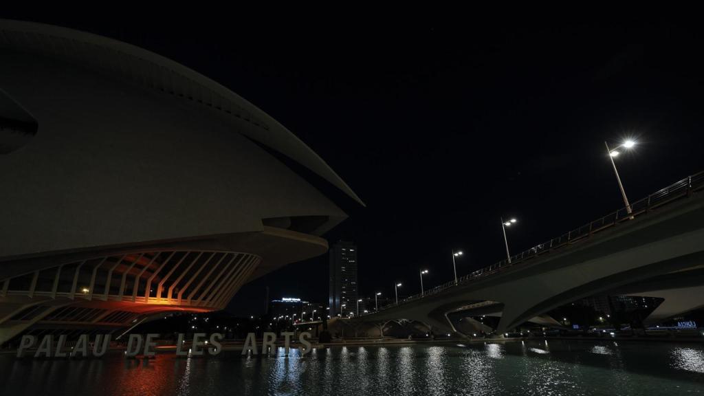 La Ciudad de las Artes y las Ciencias de Valencia con las luces apagadas tras entrar en vigor el plan de ahorro energético.