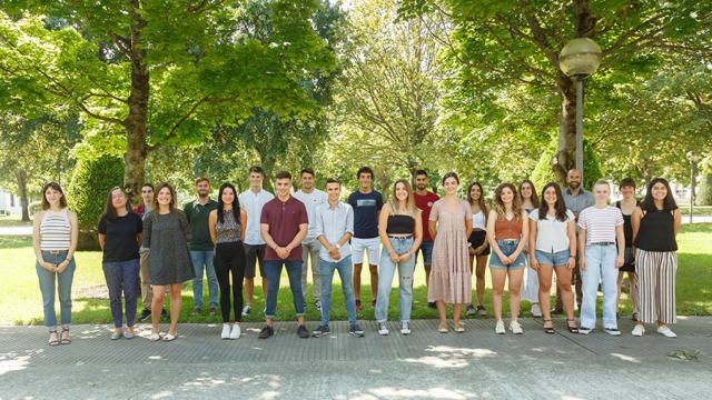 Los alumnos y mentores participantes en el proyecto que participará en la final de París.