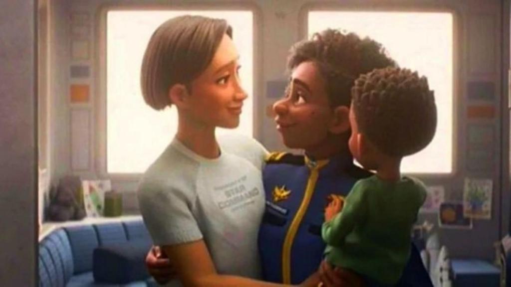 Dos mujeres que son pareja en la película de animación 'Lightyear'.