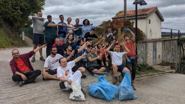 Los voluntarios que hicieron limpieza a su paso por Miño.