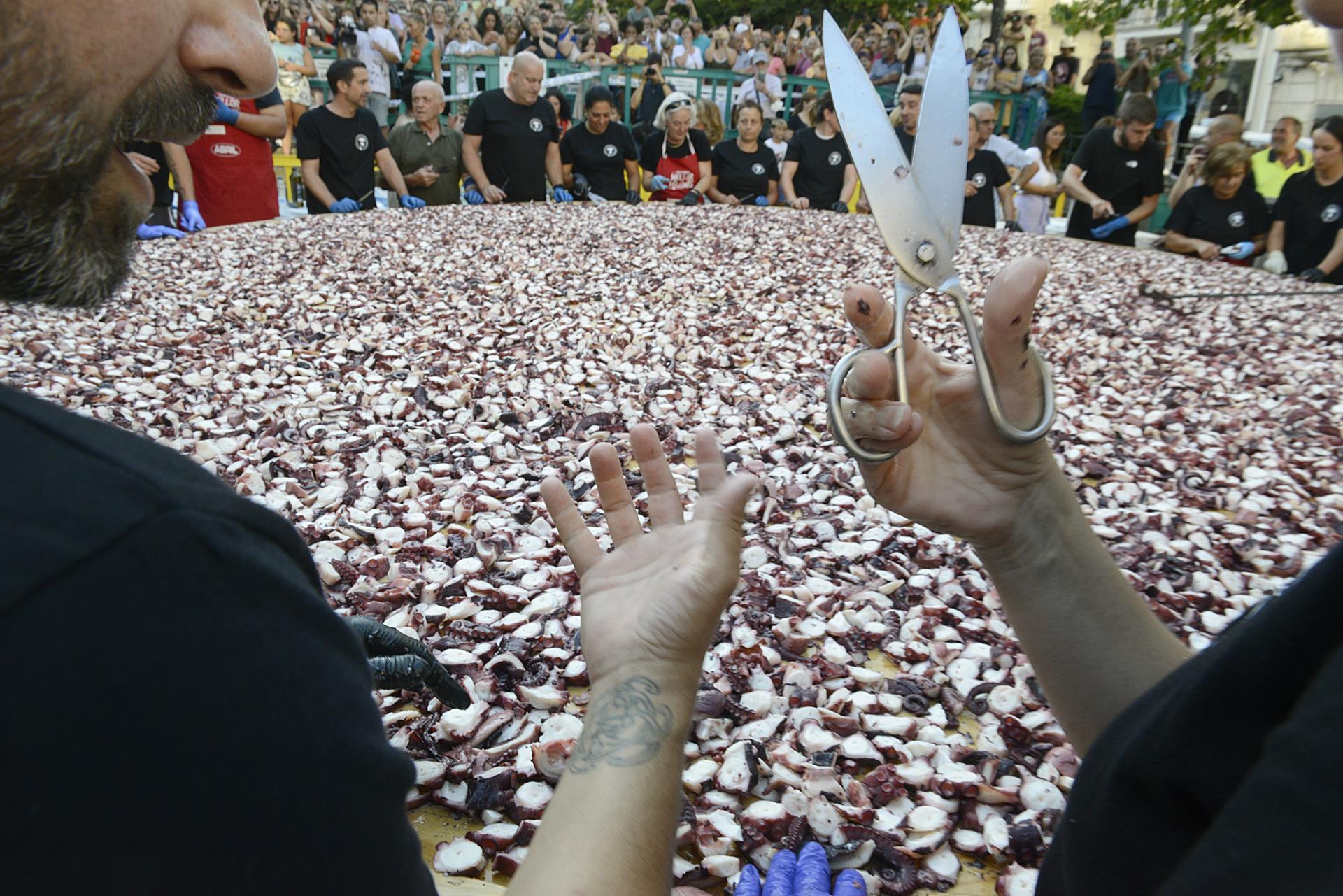 O Carballiño bate su propio récord con la tapa del pulpo más grande del mundo.