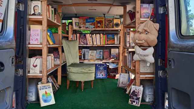 El interior de la ‘furgolibro’ del Mercado de la Tía Ni.