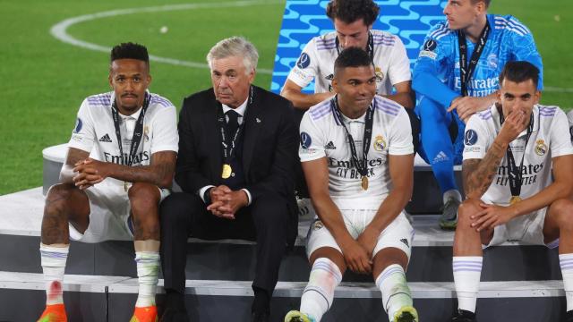 Eder Militao, Carlo Ancelotti, Casemiro y Dani Ceballos con las medallas de la Supercopa de Europa.