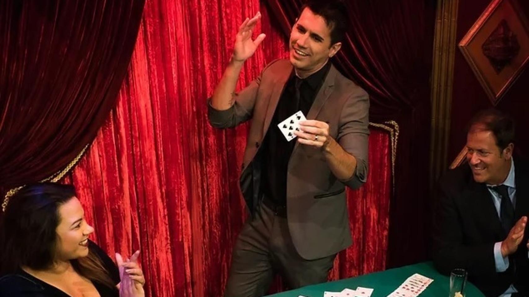El mago Adrián Vega durante una de sus actuaciones.