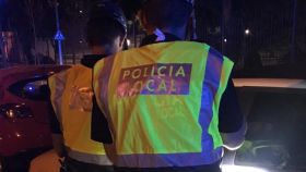 Dos agentes de la Policía Local de Ciudad Real durante un control.