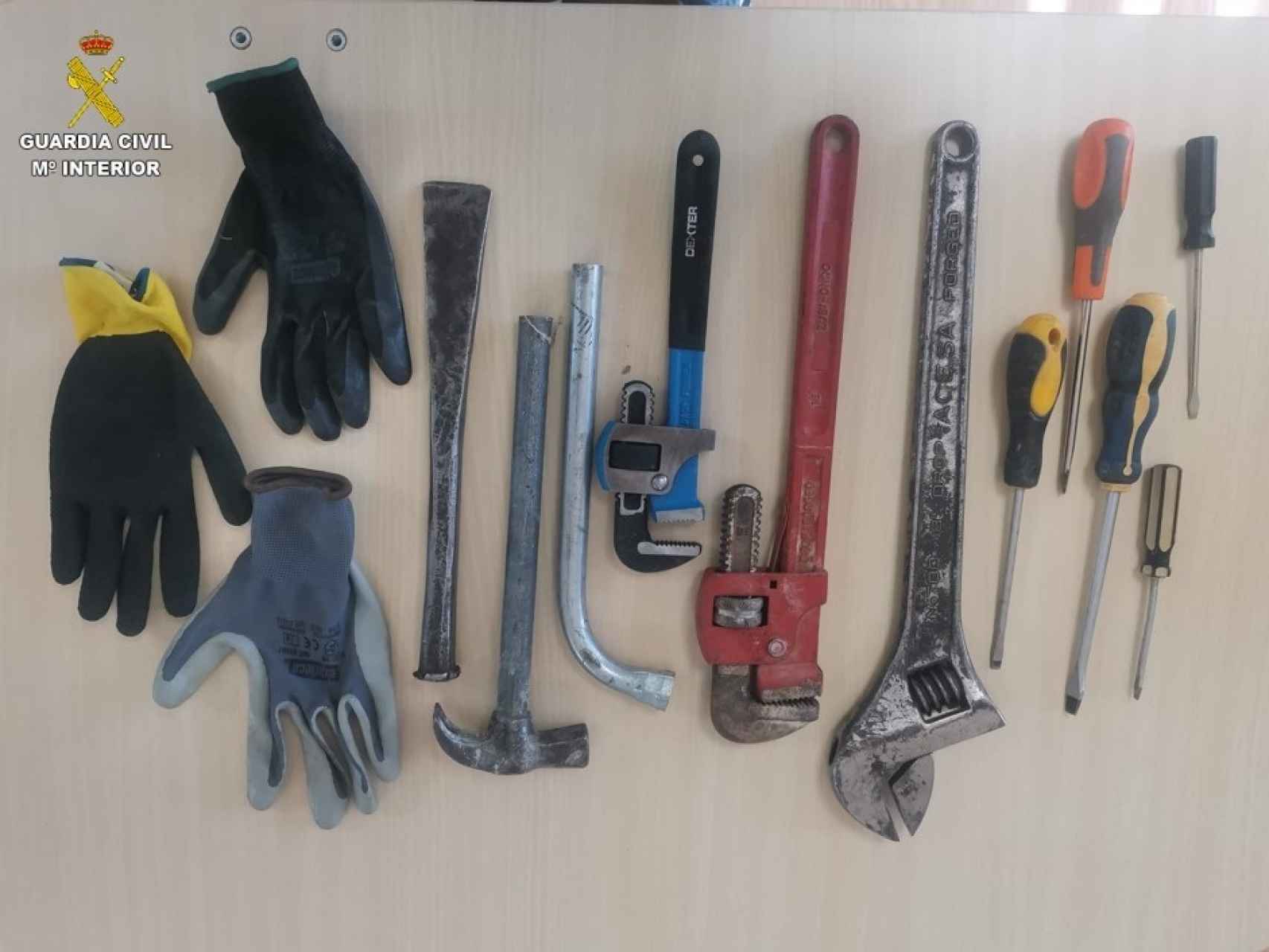 Varias de las herramientas utilizadas por los detenidos para cometer los robos.