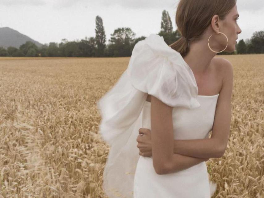 Un vestido de novia con grandes lazos.