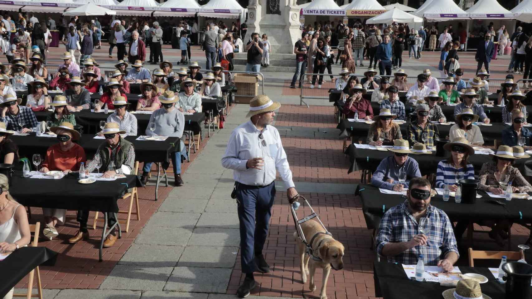 Armengol junto a su perro guía durante la pasada cata de vinos que organizó en Valladolid la DO Rueda