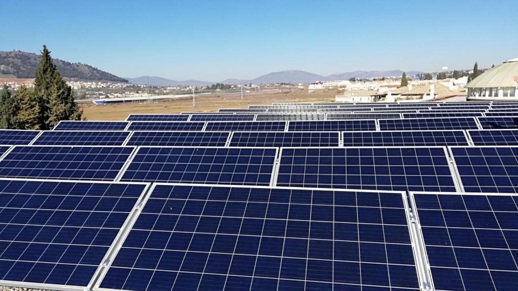 Instalación de placas solares en un edificio de Granada.