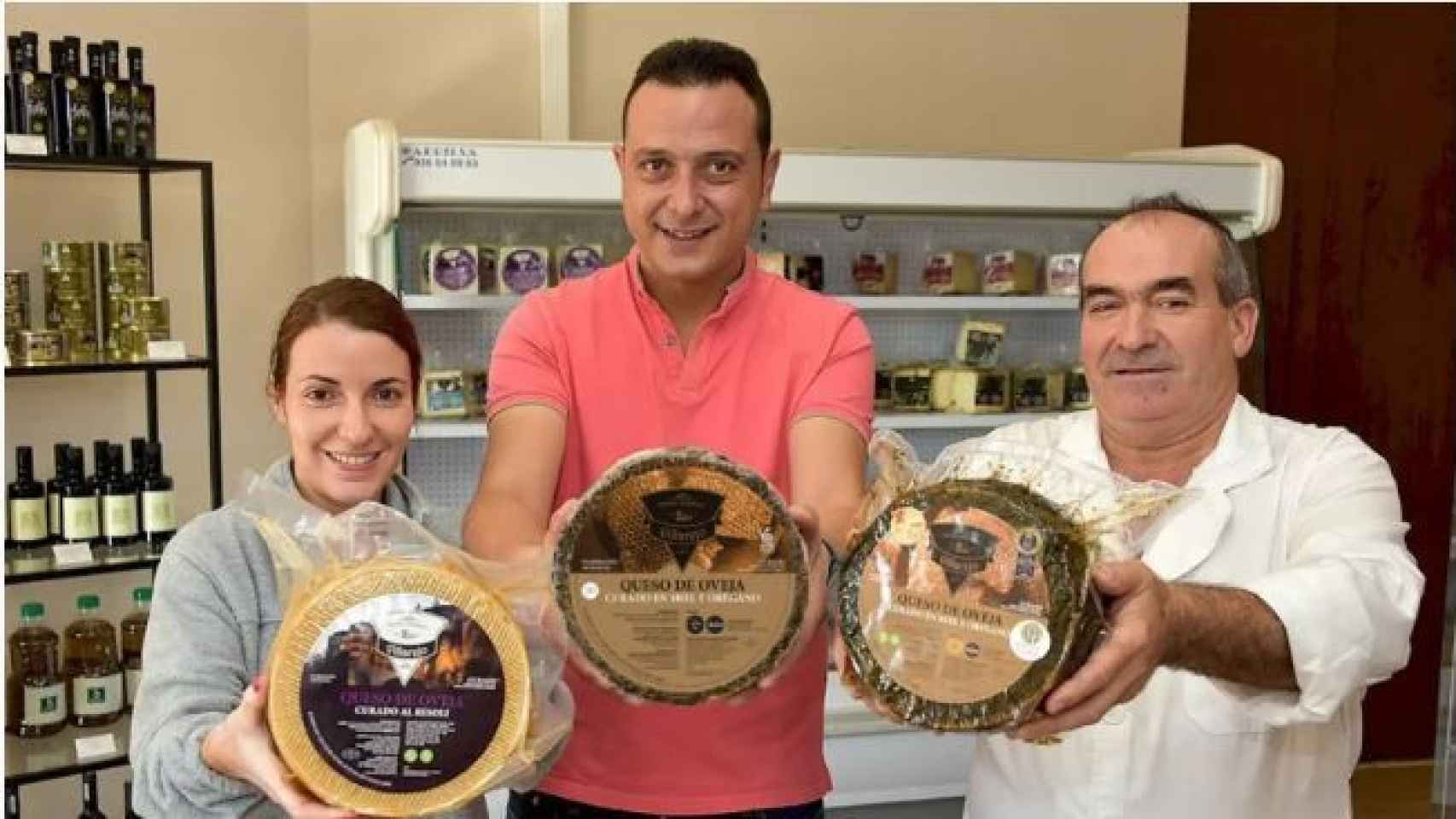 Los responsables de Quesos Villarejo con el mejor queso del mundo.