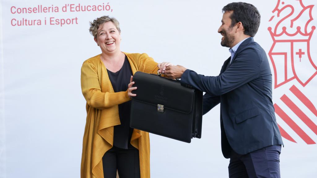 Traspaso de la cartera de Educación entre los consellers nacionalistas Raquel Tamarit y Vicent Marzà.