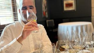 Jonatan Armengol, catando un vino blanco