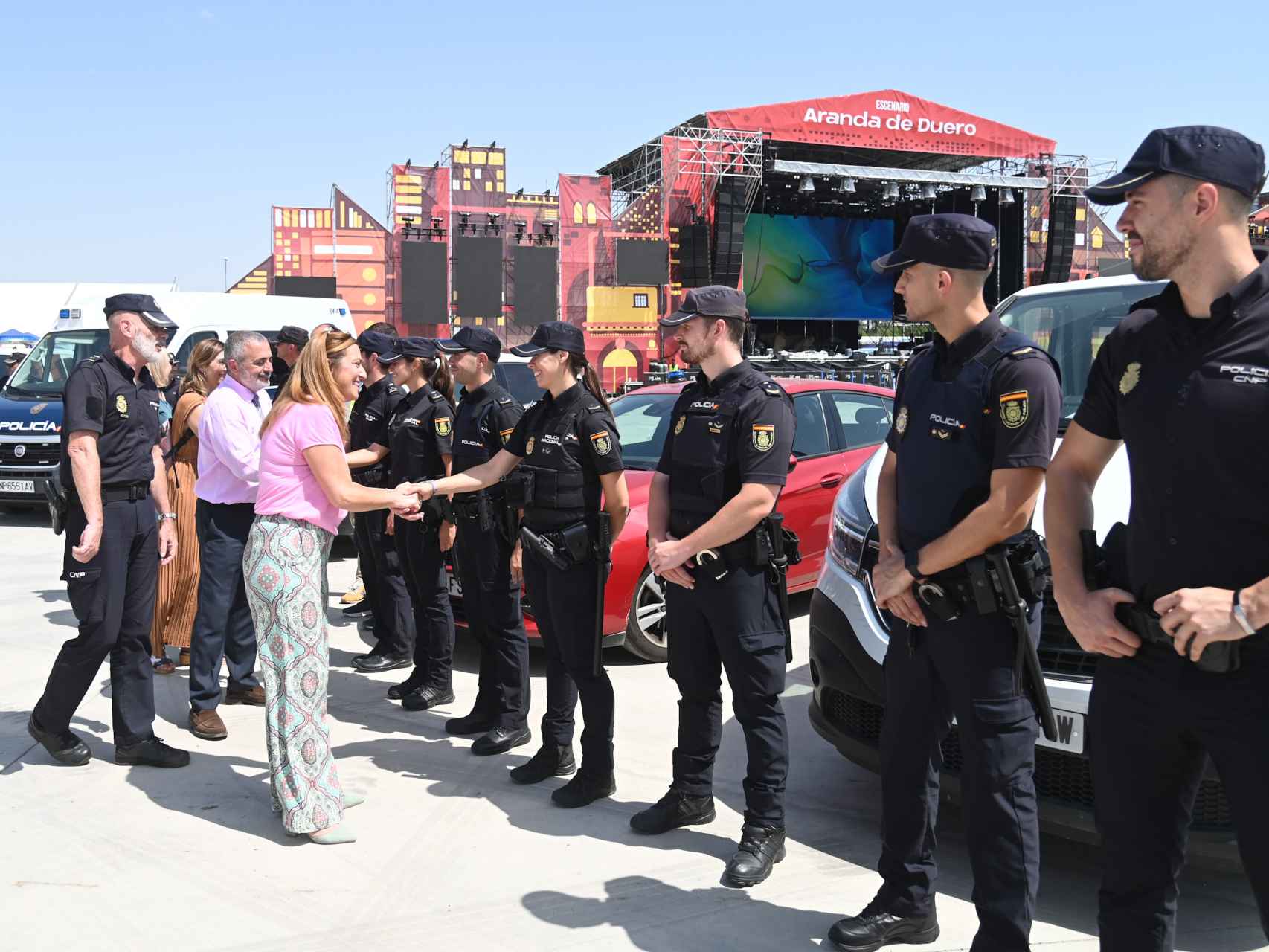 La delegada del Gobierno, Virginia Barcones, saluda a los agentes desplegados en el festival Sonorama Ribera, este jueves.