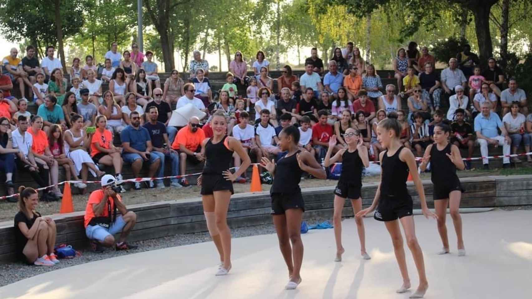 Numeroso público en la exhibición de gimnasia rítmica en Guijuelo