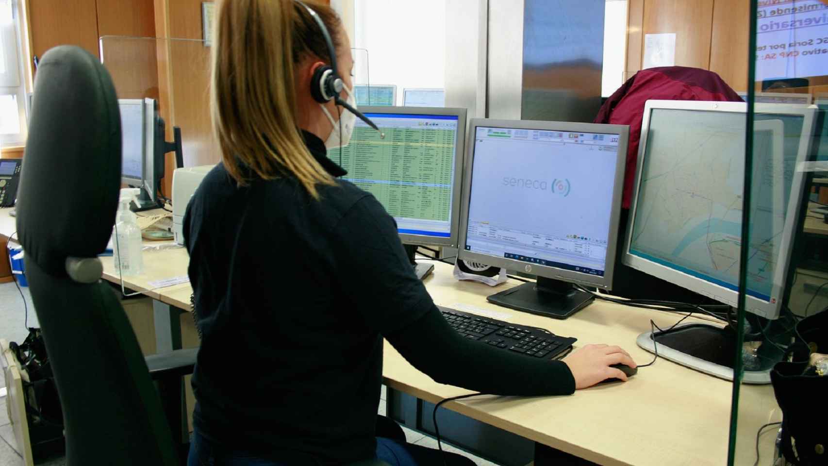 Una teleoperadora del servicio de Emergencias del 112 de Castilla y León, atiende una llamada