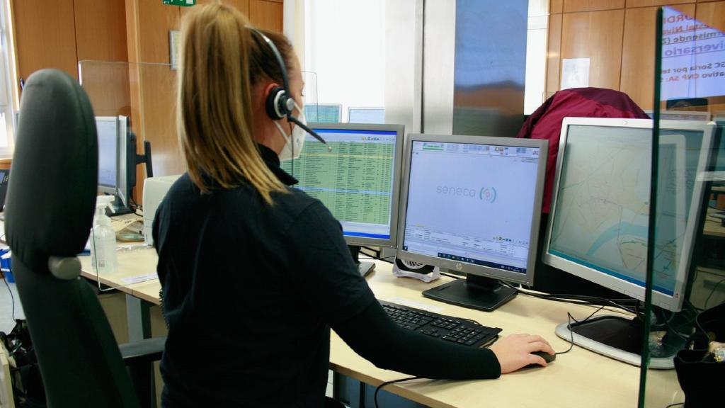 Una teleoperadora del servicio de Emergencias del 112 de Castilla y León, atiende una llamada