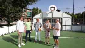 La alcaldesa Milagros Tolón ha visitado la remodelación de la pista polideportiva del parque Aquisgrán.