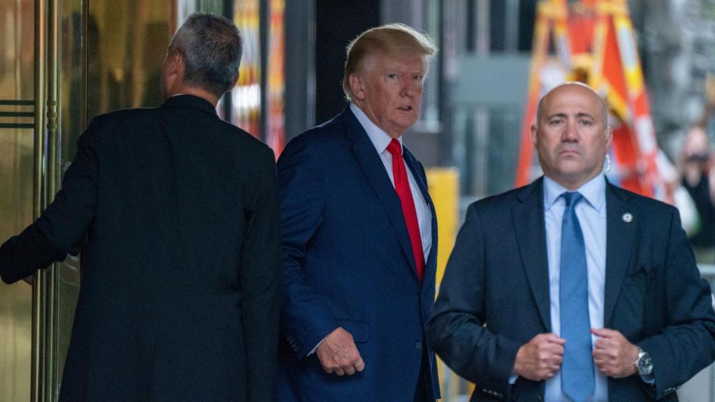 El expresidente de EEUU Donald Trump abandonando este miércoles la Torre Trump, en Nueva York