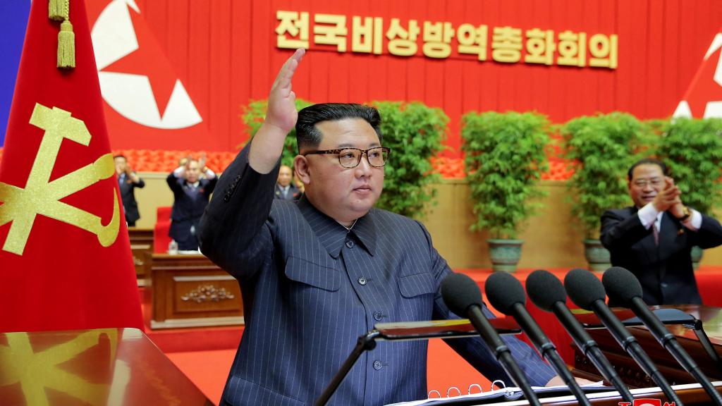 El líder de Corea del Norte, Kim Jong-un, dirige un discurso en Pyongyang dando por erradicada la Covid-19.