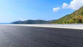 Una foto de archivo de una carretera.