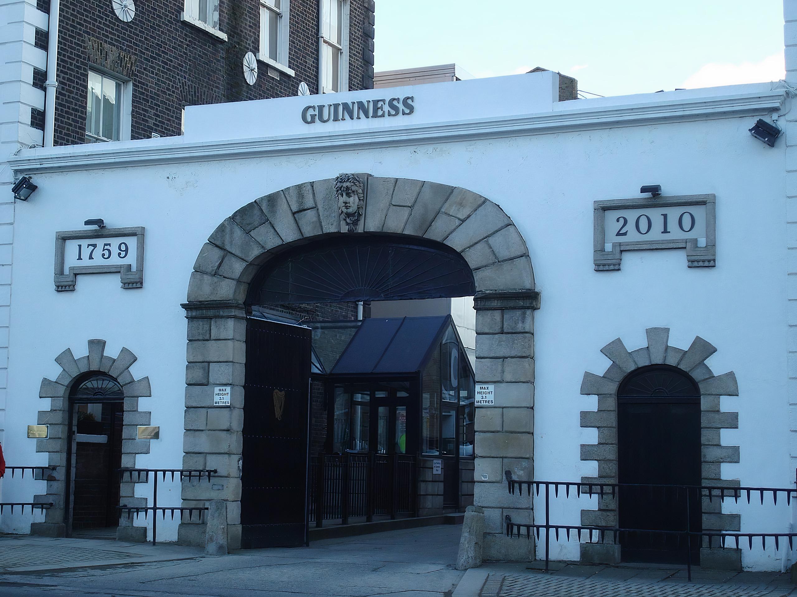 St. James Gate (Imagen: DubhEoire, vía Wikipedia)