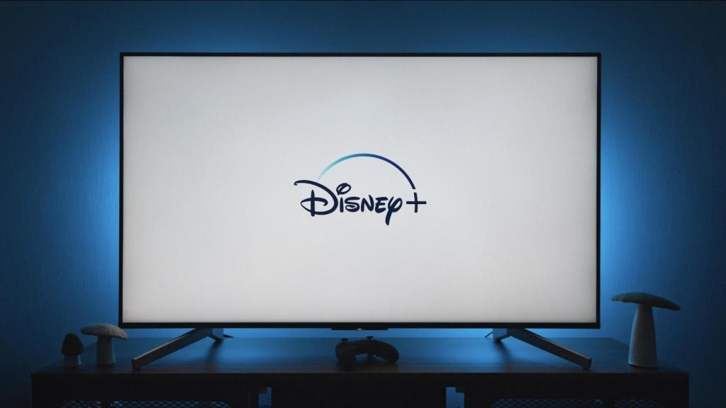 Logo de Disney+ en una pantalla de televisión.