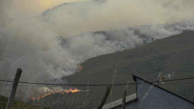 Vista de las llamas del incendio, a 10 de agosto de 2022, en Laza, Ourense, Galicia (España).