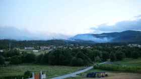 Vista del incendio forestal cercando a la localidad pontevedresa de Villagarcía de Arousa .