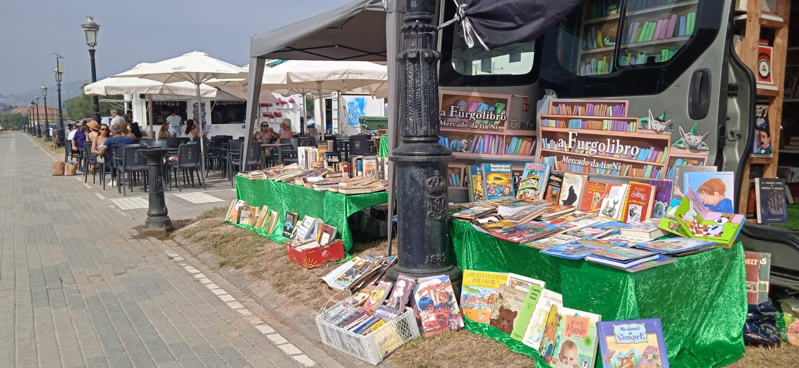 La ‘furgolibro’ en Playa América. Imagen: cedida