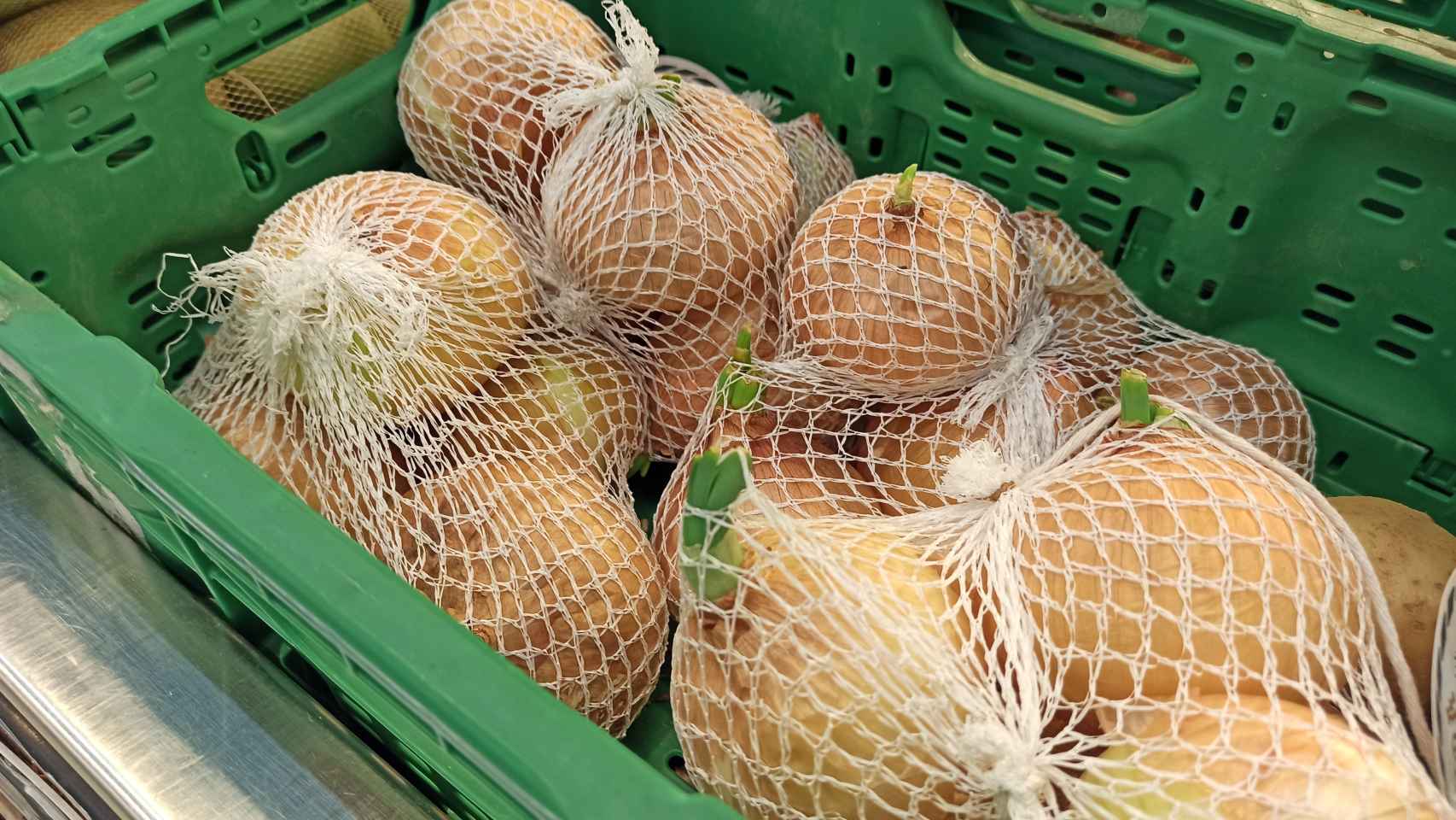 Cebollas en un supermercado que ya comienzan a brotar por la caída del consumo
