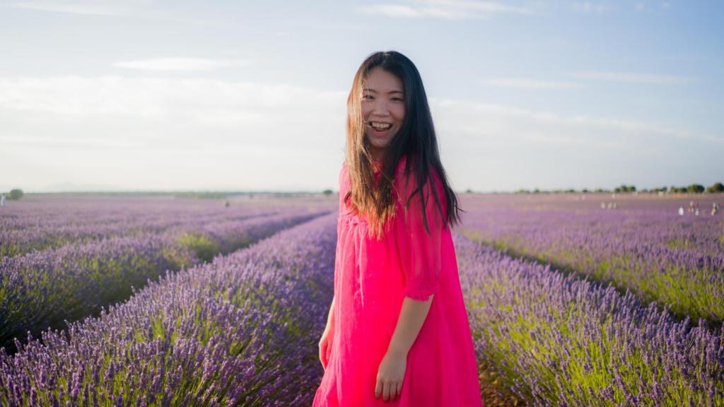 Una mujer con un vestido fucsia.