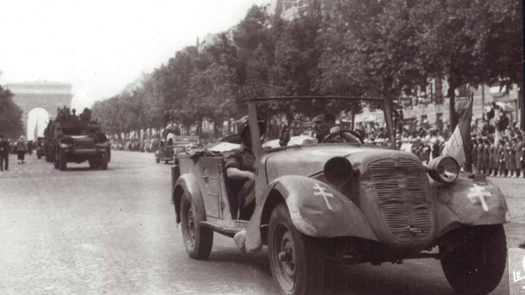 Amado Granell encabeza con su coche el Desfile de la Victoria en los Campos Elíseos.