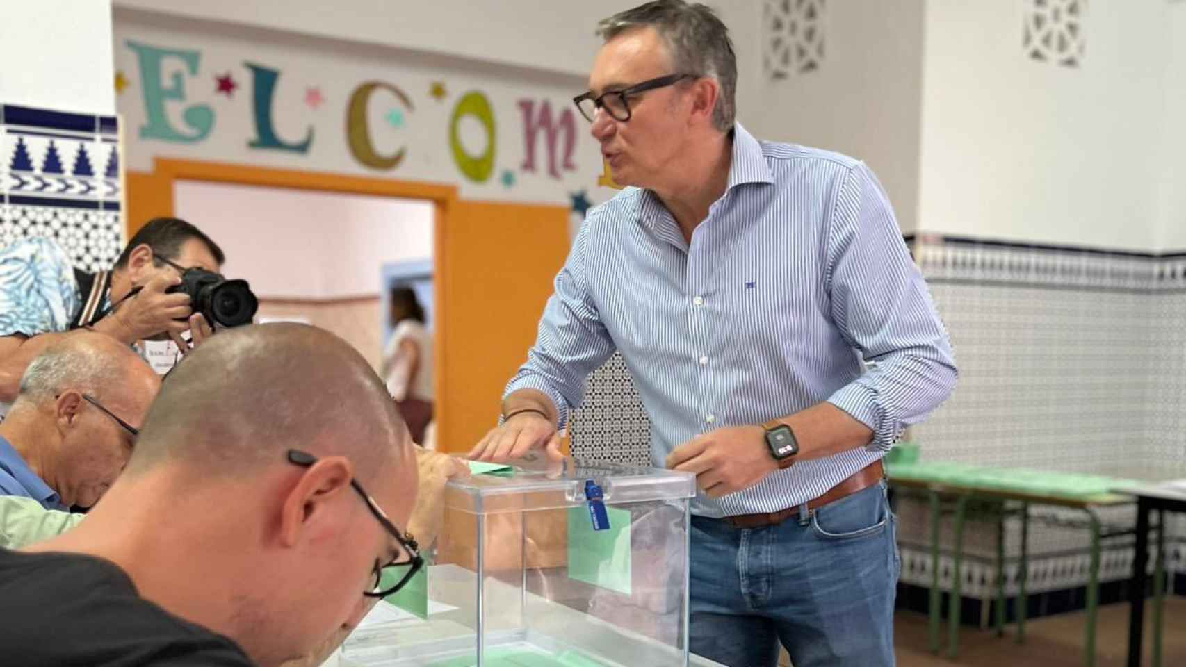 Manuel Gavira votando durante las elecciones del 19J.