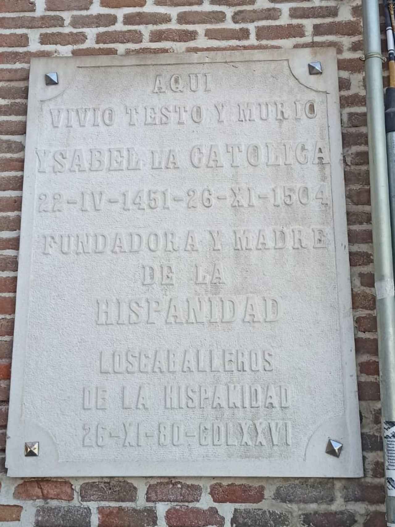 Placa colocada en el lugar de fallecimiento de Isabel La Católica en la localidad vallisoletana de Medina del Campo.