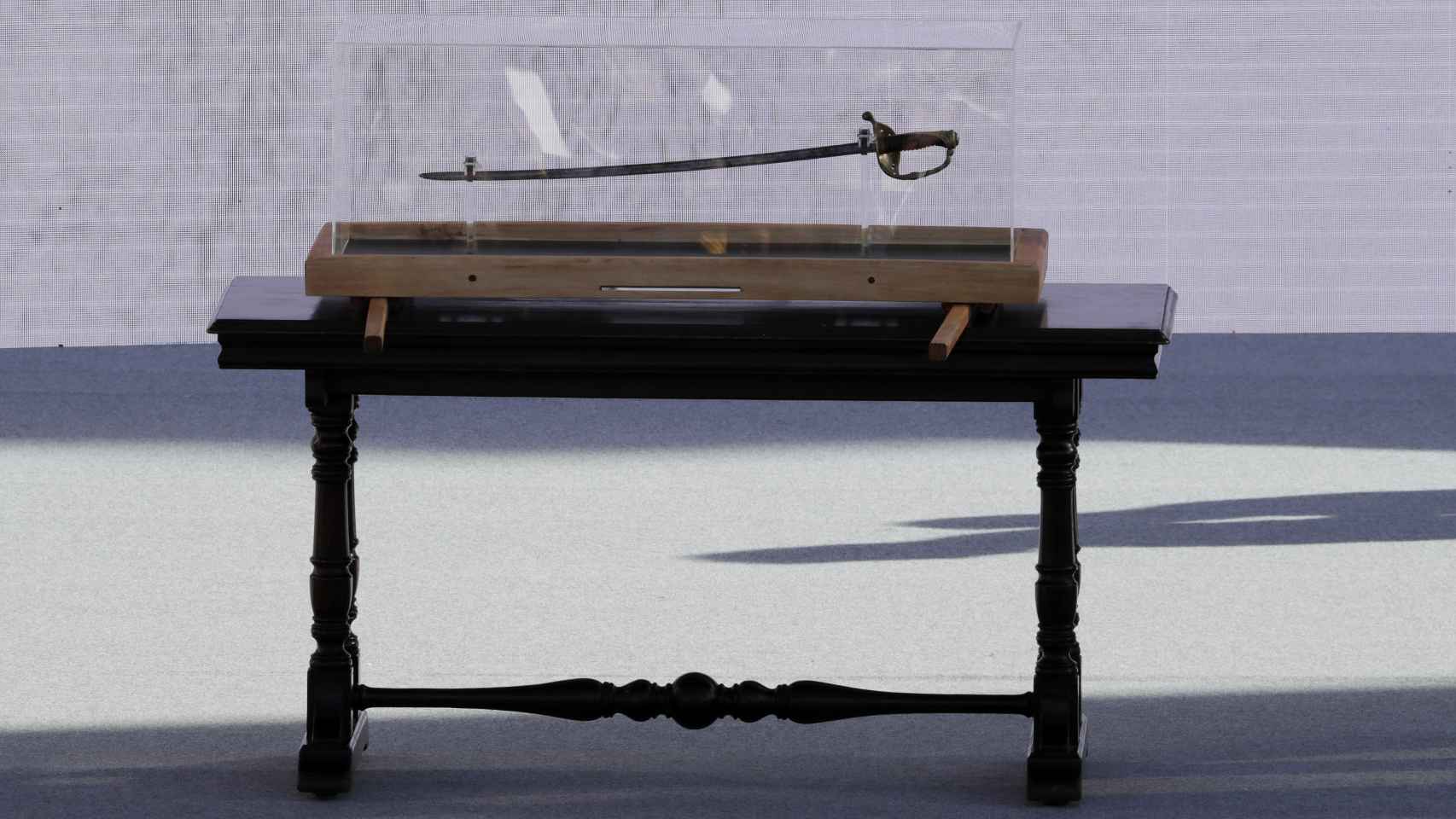 La supuesta espada de Simón Bolívar descansa en una vitrina durante la investidura de Gustavo Petro