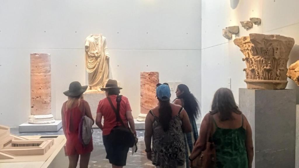 El grupo de presas visita un museo en Cartagena.