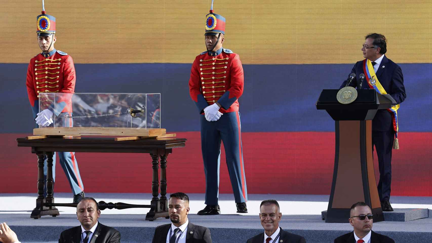Gustavo Petro observa la supuesta espada de Bolívar durante su ceremonia de investidura como presidente de Colombia