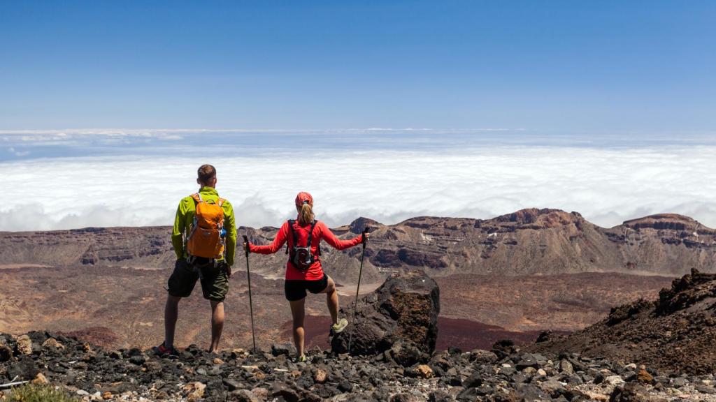 Una pareja de senderistas en el Teide.