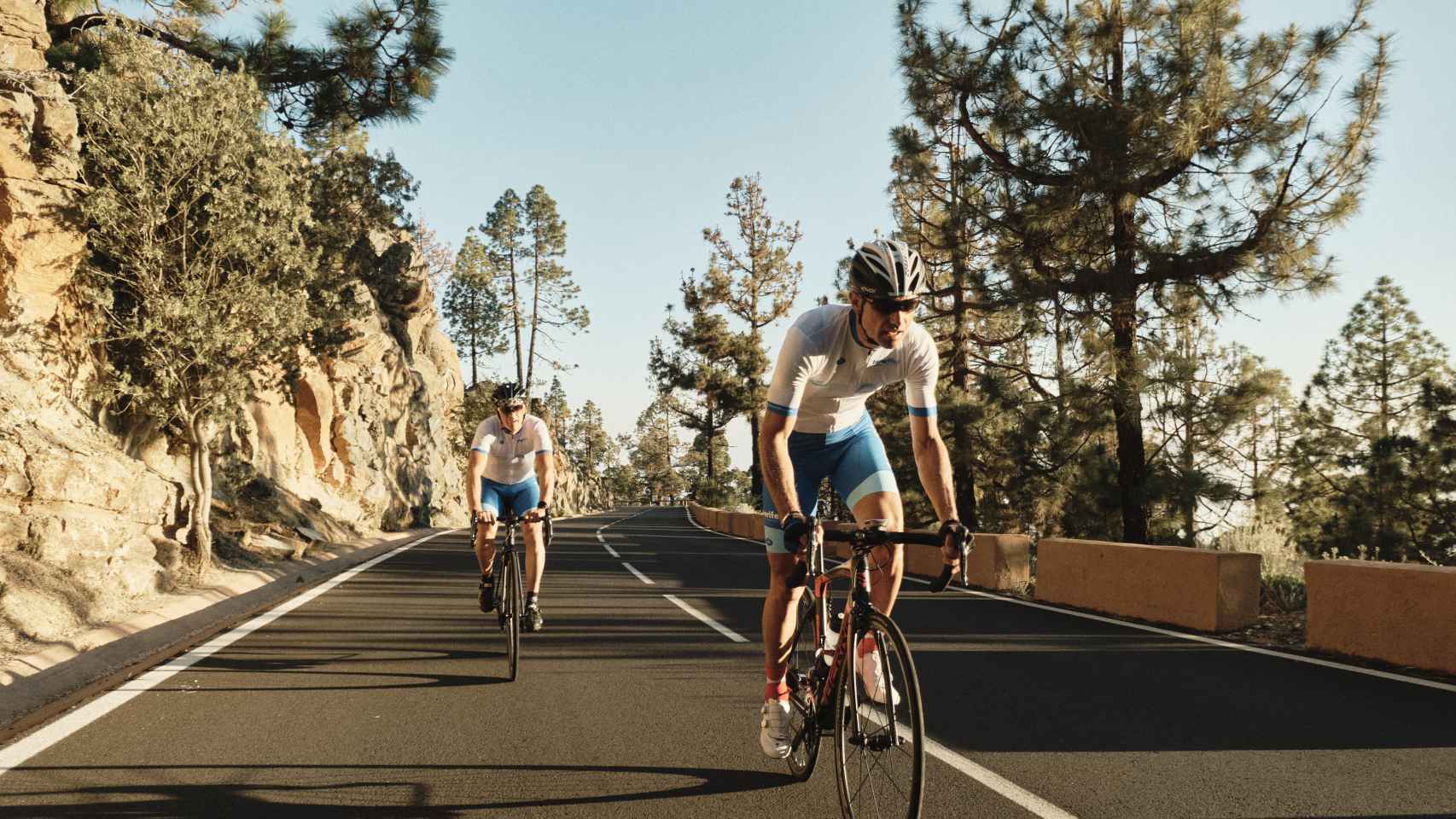 Ciclistas subiendo de Vilaflor al Parque Nacional del Teide.