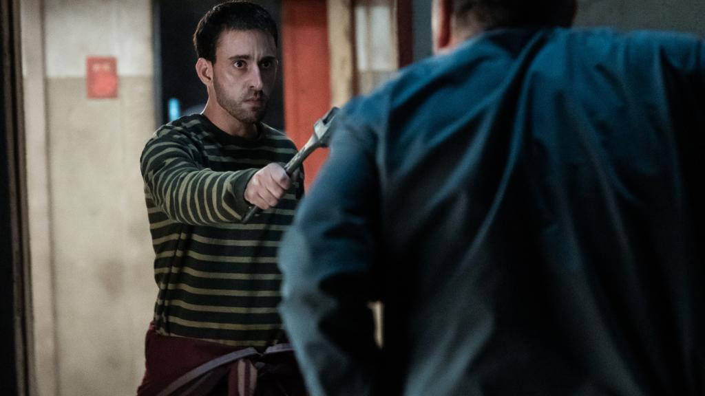 Fotograma de Rey (Pablo Alamá) en 'La noche más larga' de Netflix.