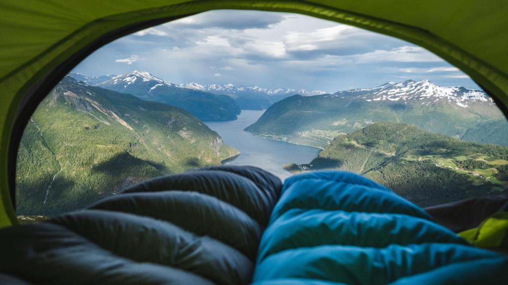 Vista de los fiordos noruegos desde una tienda de campaña