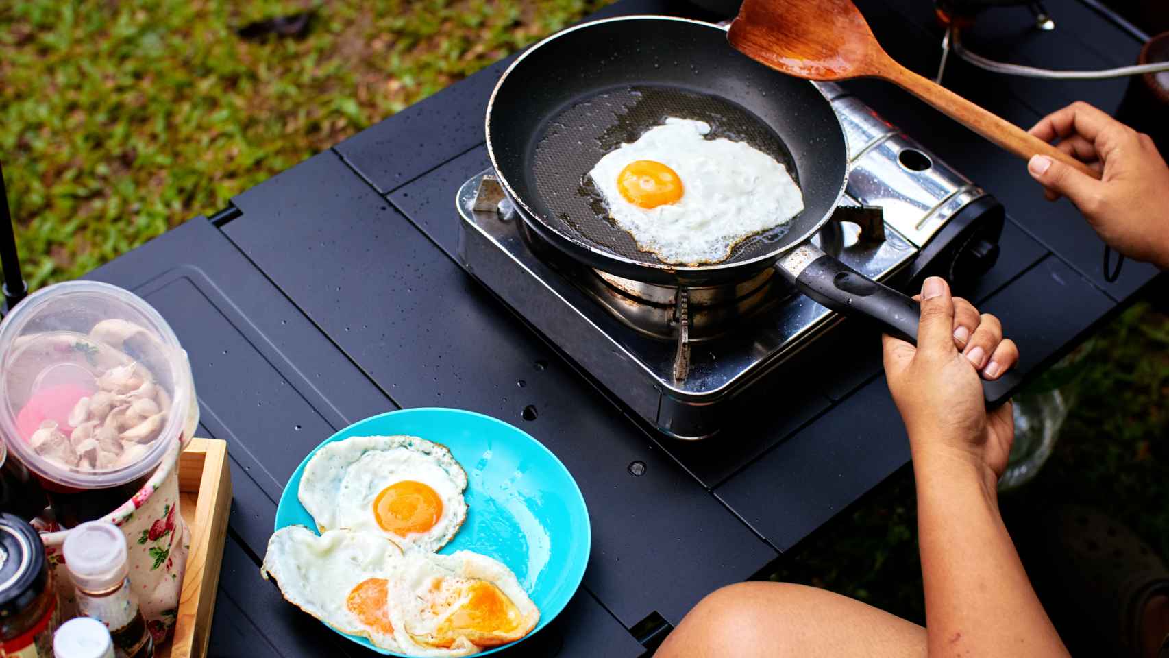 Huevos fritos para el desayuno y picnic al aire libre en un camping