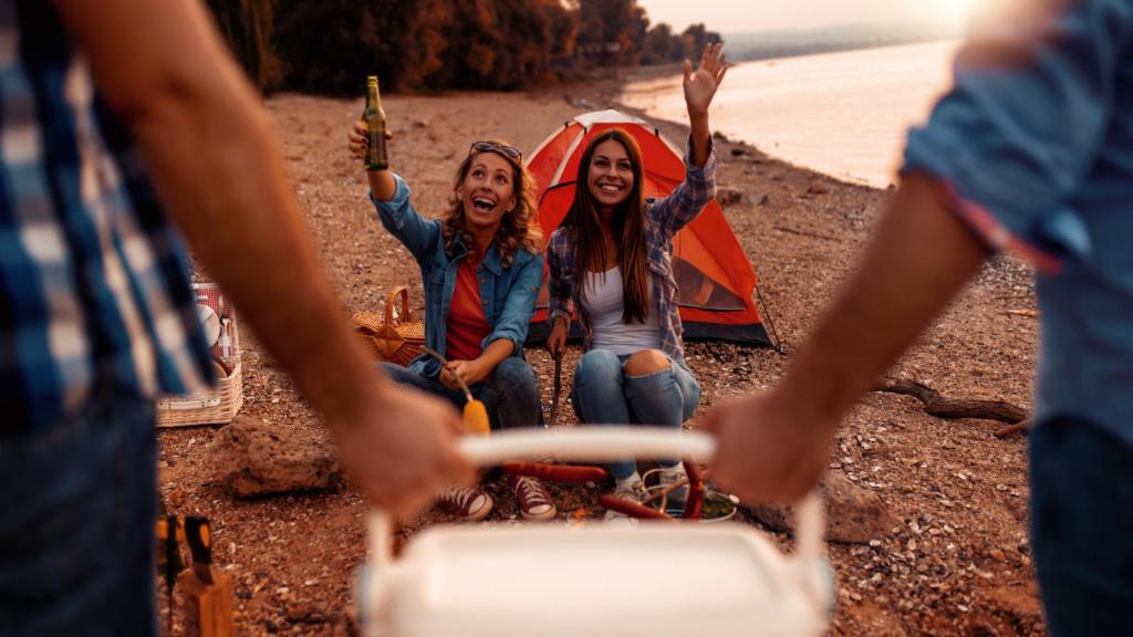 Amigos en un camping de playa