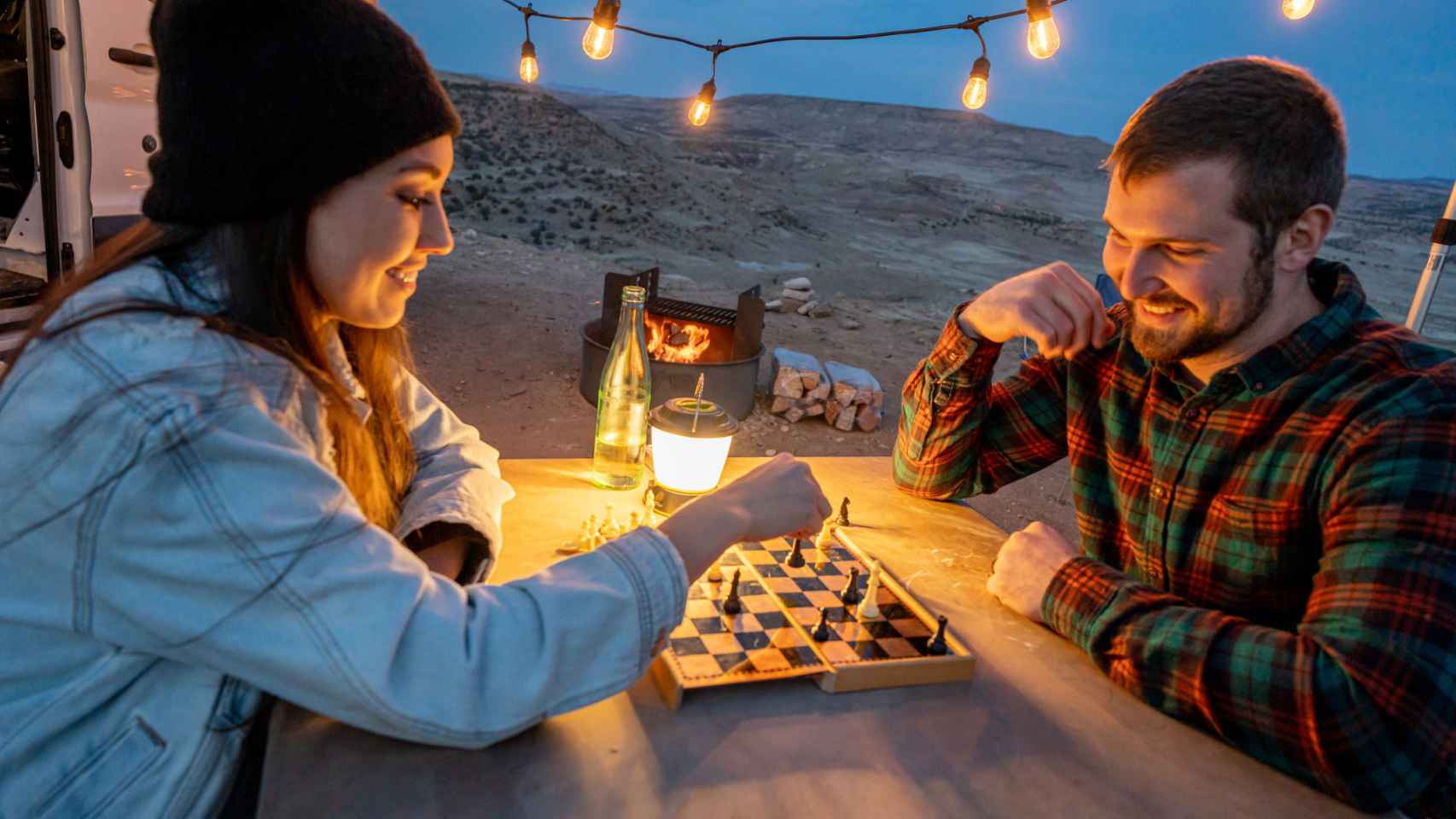Pareja jugando al ajedrez en un camping