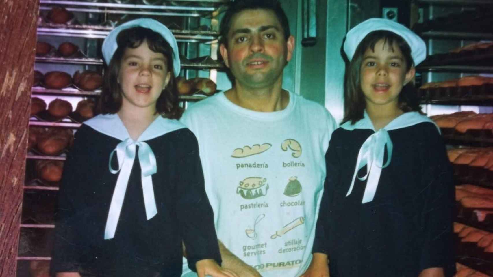 Alba Oliveros (a la derecha), junto a su padre y su hermana.